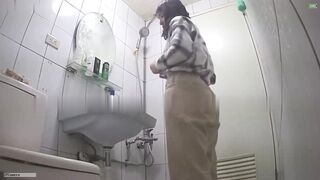 【震撼大礼包】邪恶房东系列全部5弹完整版❤️贵在真实房东偷拍美女房客洗澡换衣自慰约炮日常926V ipcam 3 (9)