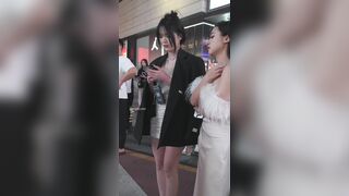 美容室CD金髪女性…濡れたレンズをくっつけた跡もなく前かがみになって髪を見せる ipcam 3