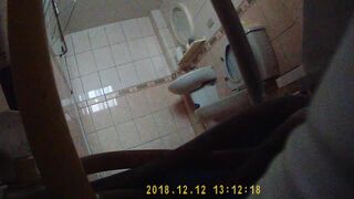 （塾シリーズ）制服と校章を身につけた若い女子生徒のグループ ipcam (6)