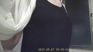 変態男がシャワーを浴びている従妹をこっそり撮影するために、バスルームに撮影装置を設置しました。❤️ 従妹がシャワーで生理用ナプキンを交換し ipcam