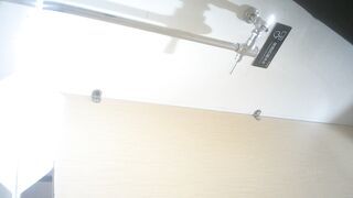 █魔手☛外购█精品厕拍《顶级颜值》（美女尿裤子） ipcam (1)