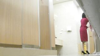 最高のハイヒール女神美人スチュワーデスが座ってしゃがんで放尿しているところを横アングルから隠し撮り ipcam