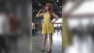 アスカのコスプレイヤーさん…ピンクのインナーと羽を付けたまま地面に座り込んでしまい、お尻が汚れてしまいました ipcam 1