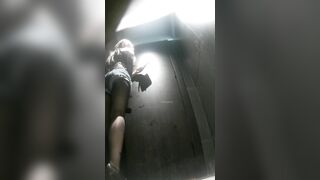 バーの後ろでは、若い女性たちがお尻を突き出して排尿している様子が撮影されていた ipcam 2 (2)