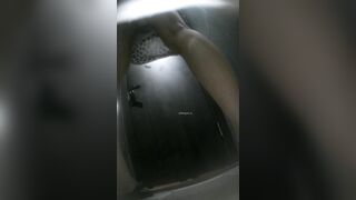 バーの後ろでは、若い女性たちがお尻を突き出して排尿している様子が撮影されていた ipcam 3 (2)