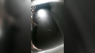 バーの後ろでは、若い女性たちがお尻を突き出して排尿している様子が撮影されていた ipcam 3 (4)