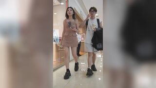 白いドレスを着て、ぴったりとしたTバックを履いた若い女性...カメラの前に座り、下着が露出しています...ローアングルCD ipcam 2
