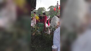 ドレスを着た看護師は支払いの列に並んでいた…そしてその機会を利用して、お尻が露わになるシームレスの下着をゲットした ipcam 1