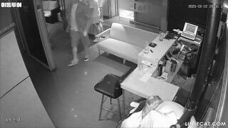 [신작] 한 나이트클럽에서 매력적인 여성들이 브래지어를 착용하지 않은 채 옷을 갈아입는 모습이 5미터 떨어진 곳에 서 있는 남성들 앞에서 korean porn vip ipcam