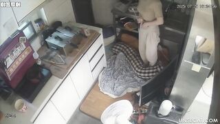 [신작] 가슴 큰 커피숍 주인이 특이한 방식으로 소변을 봅니다. 세면대에 소변을 보고 나서 머리를 감습니다. 정말 다기능 세면대죠 korean porn vip ipcam